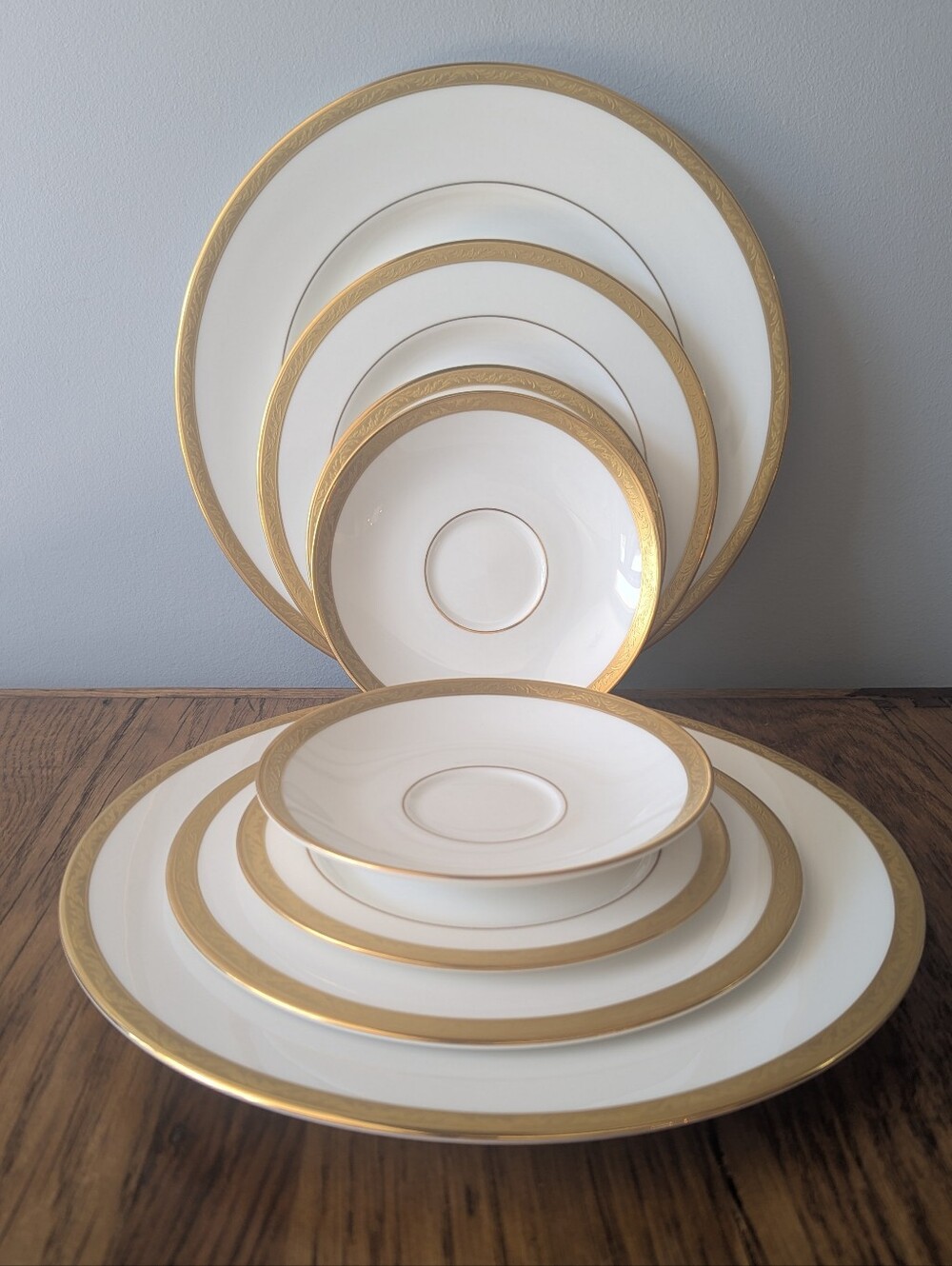 Set of 8 - Lenox Landmark Gold Plate - (2 Dinner, 2 Salad, 2 Bread, 2 Saucers)